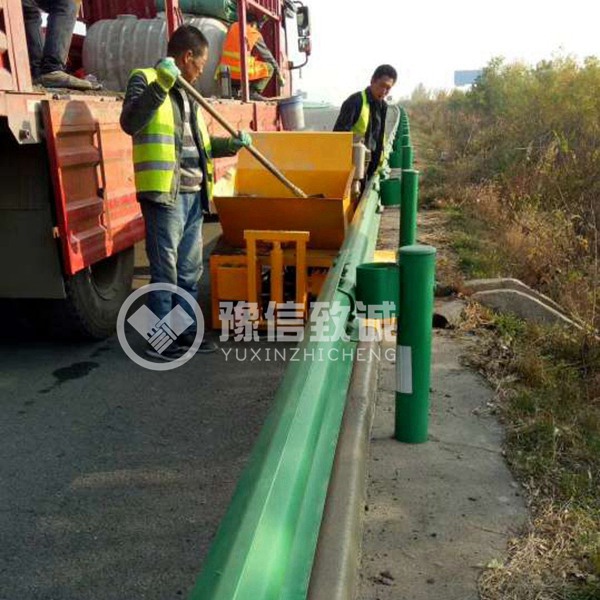 寶雞混凝土攔水帶機施工現場